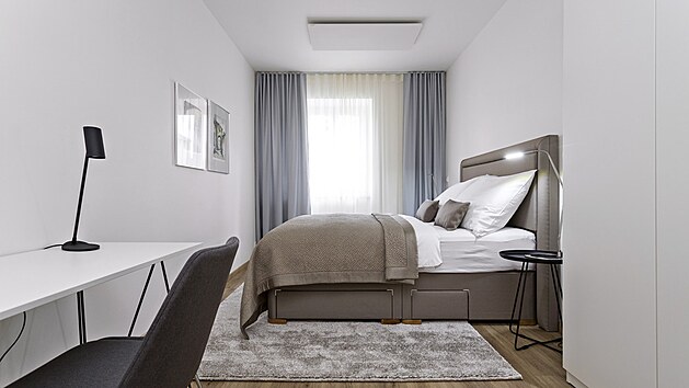 Tlumen uklidujc barvy a komfortn postel od Ambience Design jsou hlavnmi prvky lonice. Veel se tam i minimalistick pracovn stl a vysok atn sk.