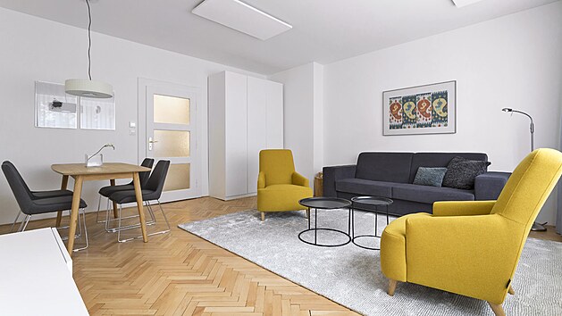 Materiálové a barevné řešení interiéru je postavené na kombinaci přírodních barev a dubového dřeva. Oživující barevný akcent dodávají hlavní obytné místnosti dvě žlutá křesla a obrazy na stěnách. Součástí obývacího pokoje je i jídelna