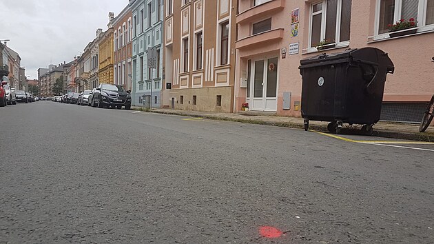 V perovsk Suilov ulici explodovala bomba nastraen na aut. lomky se rozltly do okol a zashly mimo jin blzk dtsk domov.