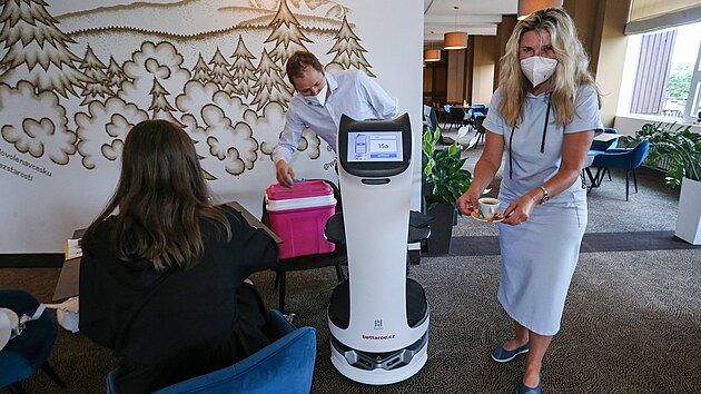 Robota, kter doke nahradit velkou st prce nka, mohou potkat nvtvnci restaurace v hotelu Horizont na umav. (27. 8. 2021)
