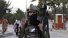 Tálibánský bojovník před kábulským letištěm (28. srpna 2021)