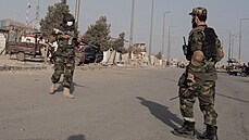 Bojovníci Tálibánu ped kábulským letitm (28. srpna 2021)