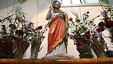Floristé pouili v celé bazilice tisíce kvtin, ozdobili i sochu Krista.