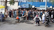 Fronta na peníze. Afghánci ekají ped bankou, aby si mohli vybrat úspory....