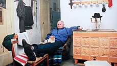 Bohumil Hrabal s kocourem ve své chat� v Kersku