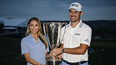 Patrick Cantlay s pítelkyní drí pohár pro vítze turnaje BMW Championship v...