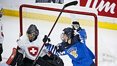 Julia Liikalaová slaví finský gól proti výcarsku.