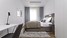 Tlumené uklidňující barvy a komfortní postel od Ambience Design jsou hlavními...