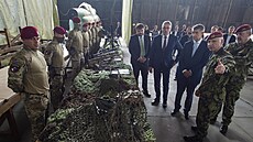 Velitel pluku Róbert Dziak p�edstavuje premiérovi Babi�ovi a ministru obrany...