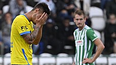 Martin Chlumecký z Teplic reaguje poté, co dostal �lutou kartu. Po ní...