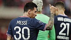 Lionel Messi v dresu Paris St. Germain dkuje fanoukm.