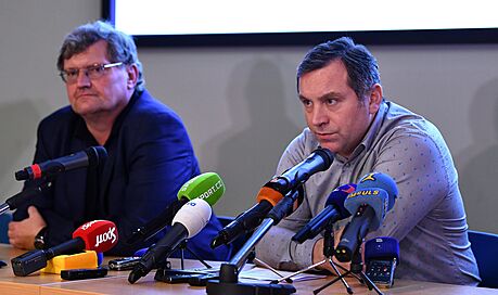 editel hokejové extraligy Josef ezníek (vpravo) hovoí s novinái.