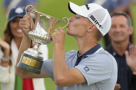 Dánský golfista Nicolai Höjgaard s trofejí pro vítze turnaje Italian Open