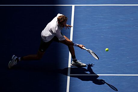 Rusk tenista Daniil Medvedv se natahuje po mku ve tvrtfinle US Open.