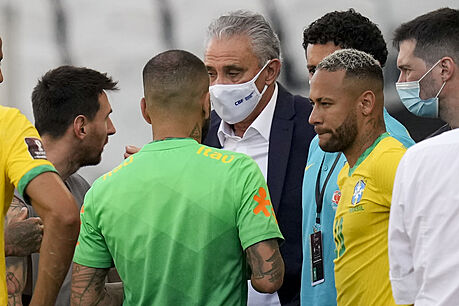 Brazilec Neymar (ve lutém) a Argentinec Lionel Messi (vlevo) diskutují bhem...