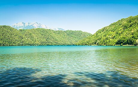Jezero Lago di Levico v Itálii