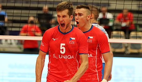 Adam Zajíek (vlevo) se raduje s Lukáem Vainou z bodu v utkání se Slovinci.