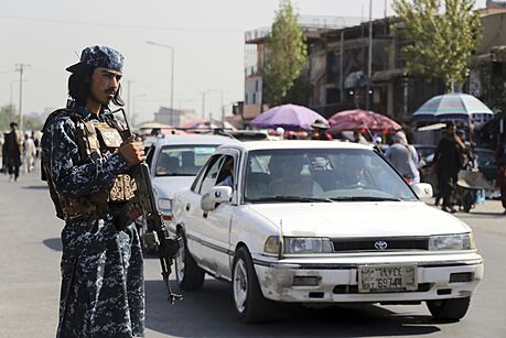 Bojovník islamistického hnutí Tálibán kontroluje poádek v ulicích afghánského...