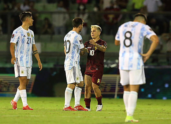 Argentinský kapitán Lionel Messi se zdraví s venezuelským protihráem...