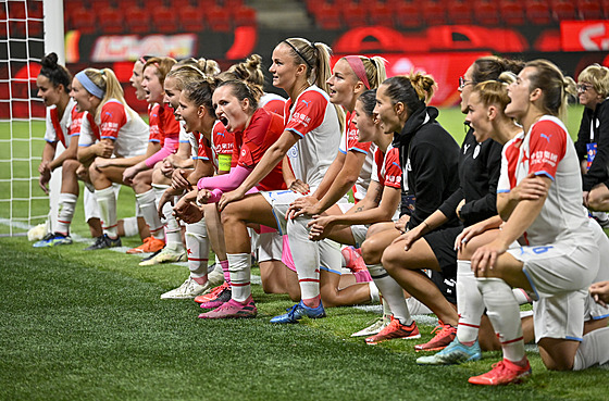 Hrá�ky Slavie p�i d�kova�ce fanou�k�m.