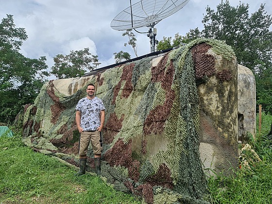 Pavel Mašek před svým bunkrem vzor 37 nedaleko Mikulova.