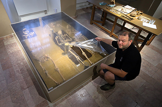 Archeolog Michal Beránek při instalaci výstavy nazvané Smrt pohledem...
