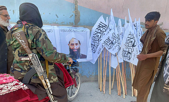 Tálibántí bojovníci stojí u portrétu mully Hajbatulláha Achúndzáda. (26. srpna...