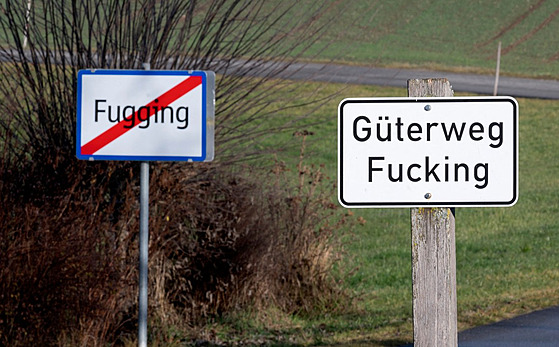 Rakouská vesnice zmnila název z Fucking na Fugging, pestali sem jezdit...