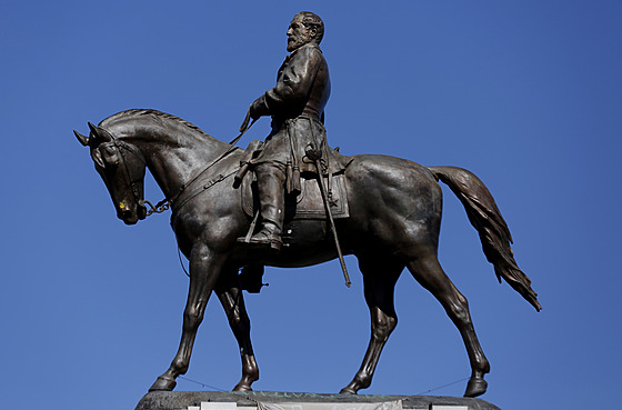 Jezdecká socha generála Roberta Leeho v americkém Richmondu na snímku z 2. záí...