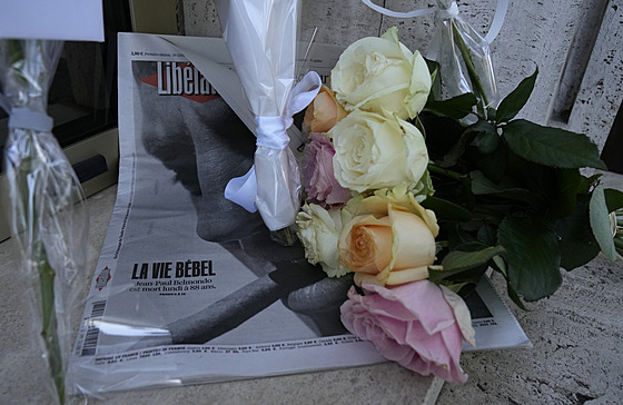 Květiny coby výraz úcty Jean-Paulu Belmondovi, který zemřel 6. září 2021.