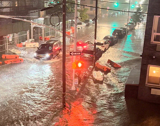 Hurikán Ida vytvořil tornádo. V New Yorku zaplavil ulice i domy. (1. září 2021)
