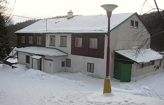 Starí chatu v Orlických horách, která je vzdálená 120 kilometr od Havlíkova Brodu, nabídlo msto k prodeji.