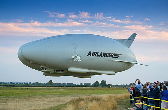 Sto metr dlouhá vzducholo Airlander 10 vyuívá pro svj let helium. Díky...