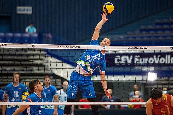 Slovinský volejbalista Tine Urnaut v utkání proti Černé Hoře