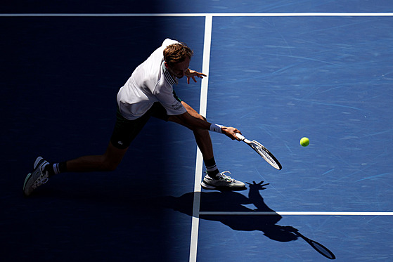Ruský tenista Daniil Medveděv se natahuje po míčku ve čtvrtfinále US Open.