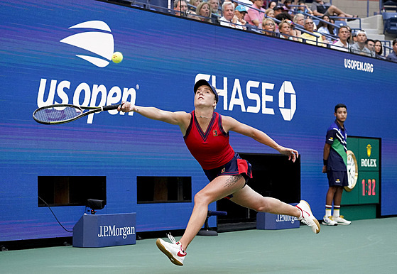 Ukrajinská tenistka Elina Svitolinová dobíhá za míčkem ve čtvrtfinále US Open...