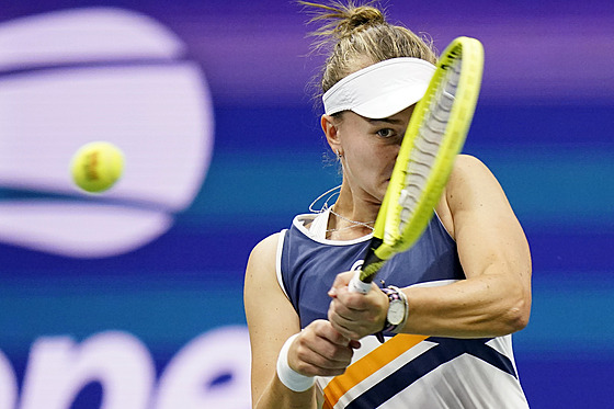 Česká tenistka Barbora Krejčíková returnuje ve čtvrtfinále US Open proti...