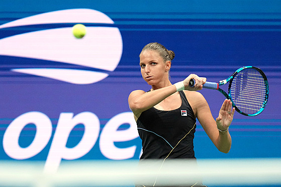 Karolína Plíková odpaluje míek ve tvrtfinále US Open.
