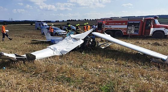 Vrak letadla cessna, který spadl do pole u iliny na Kladensku (4. záí 2021)