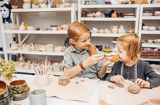 Se světem podnikání školy propojí například kroužky keramiky. Děti si nejen něco vyrobí, ale dokážou spočítat i cenu výtvoru a zkusí jej prodat.