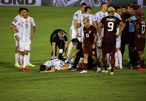 Argentintí lékai oetují Lionela Messiho po oklivém zákroku Luise Adriána...