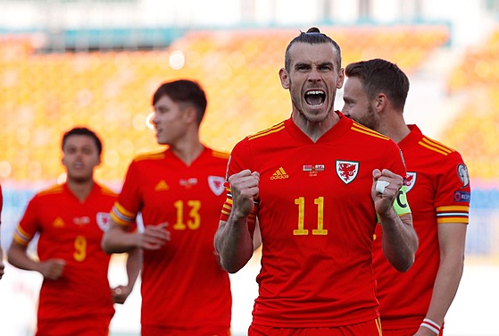 Gareth Bale (Wales) slaví první ze tí branek, které dal v utkání s Bloruskem.