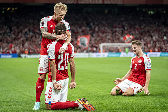 Dánská radost po gólu Yussufa Poulsena (. 20). Objímá ho Daniel Wass.