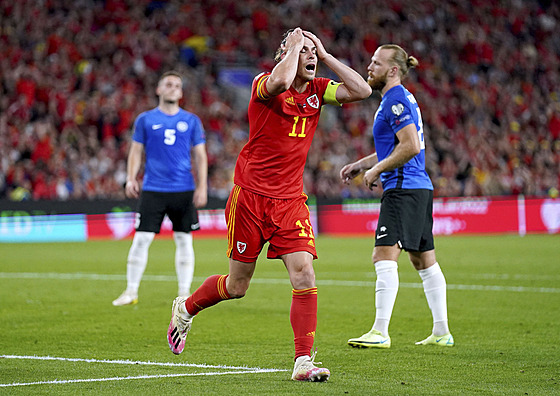 Gareth Bale (Wales) lituje zahozené ance v utkání s Estonskem.