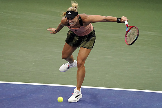 Nmka Angelique Kerberová returnuje v osmifinále US Open.