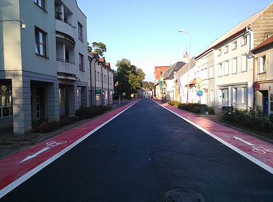 Radnice v Moravské Tebové nechala ervené jízdní pruhy pro cyklisty vyznait...