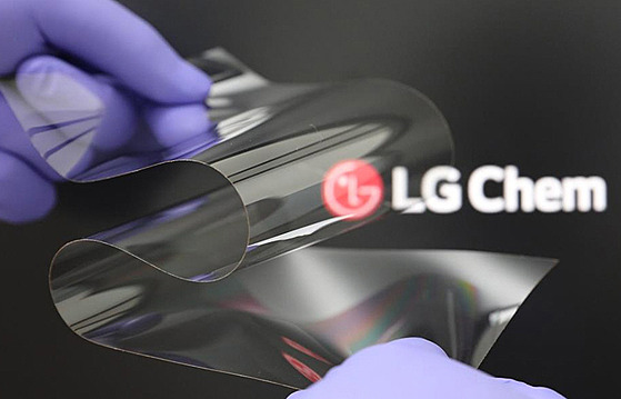 Jihokorejská spolenost LG Chem vyvinula speciální krycí vrstvu pro skládací...
