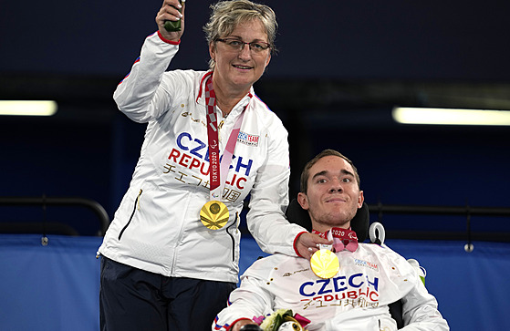 Adam Peka a Ivana Peková v roli jeho asistentky po zisku paralympijského...