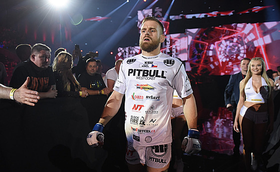 eský MMA zápasník Patrik Kincl nastupuje do klece v polské organizaci KSW.