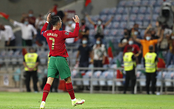 Portugalský fotballista Cristiano Ronaldo se raduje z gólu v zápase s Irskem.